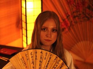 hot cam girl fingering shaved pussy MandiKressierer
