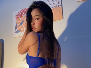 camwhore fingering pussy SessahMi