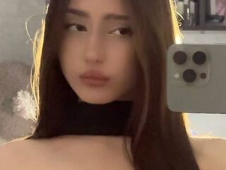 closeup web cam BellaJersiquins