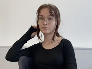 camgirl masturbating with dildo DortheyBranco