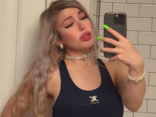 cam girl playing with sextoy LauraTate