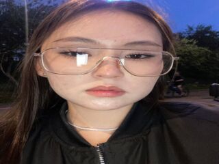 naked girl with webcam masturbating with vibrator LauriMoradel